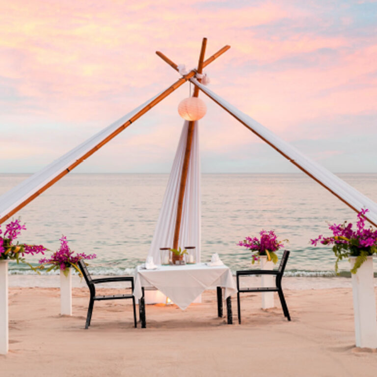 Romantic-Dinner-On-The-Beach