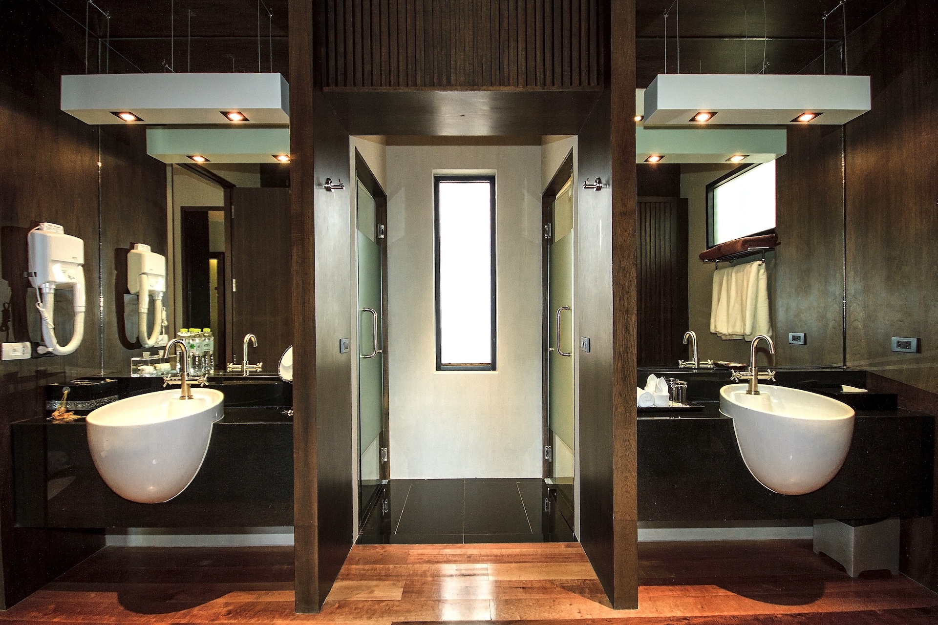 Three Bedroom Beachfront Pool Residence 15